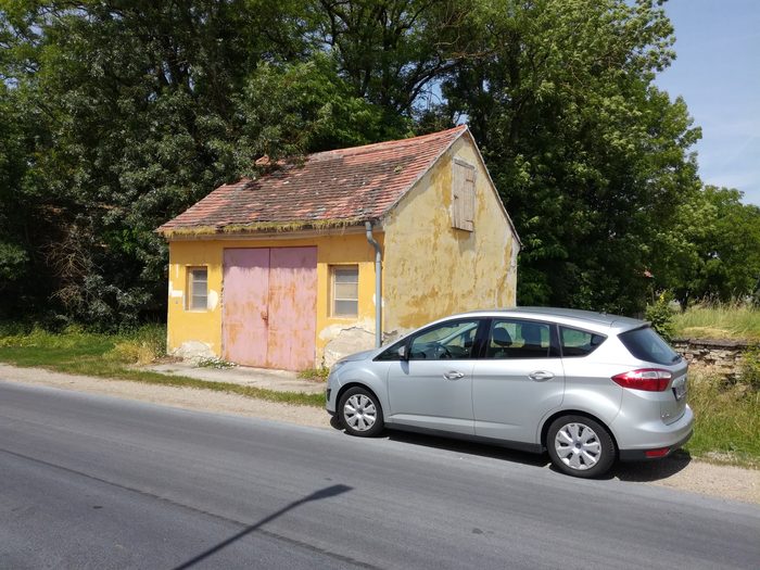 Das UZ Lab vor der Renovierung mit rosa Tor